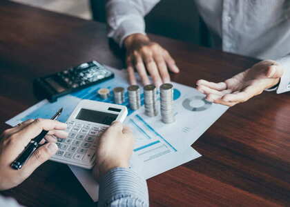 Welche Unternehmensversicherungen sind in Deutschland besonders kostengünstig?